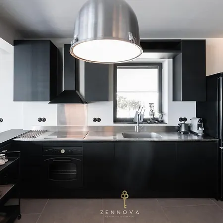 Nero Luxury Flat By Zennova Salonic